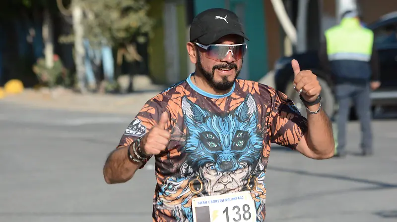 Con la mejor actitud al llegar a la meta. 